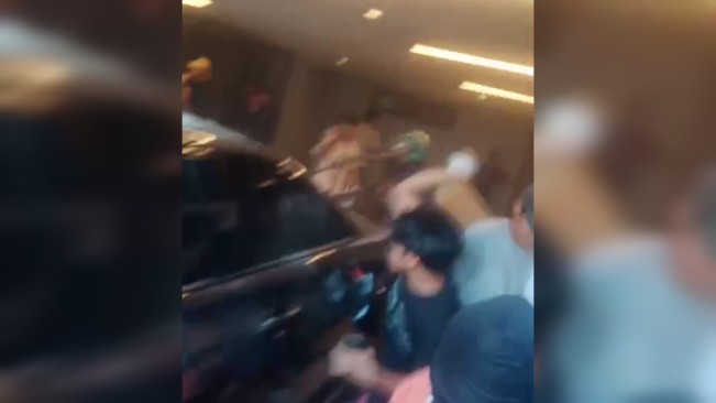 Tangkapan layar massa rusak mobil mewah di rumah Ahmad Sahroni. [FT News/Ist]